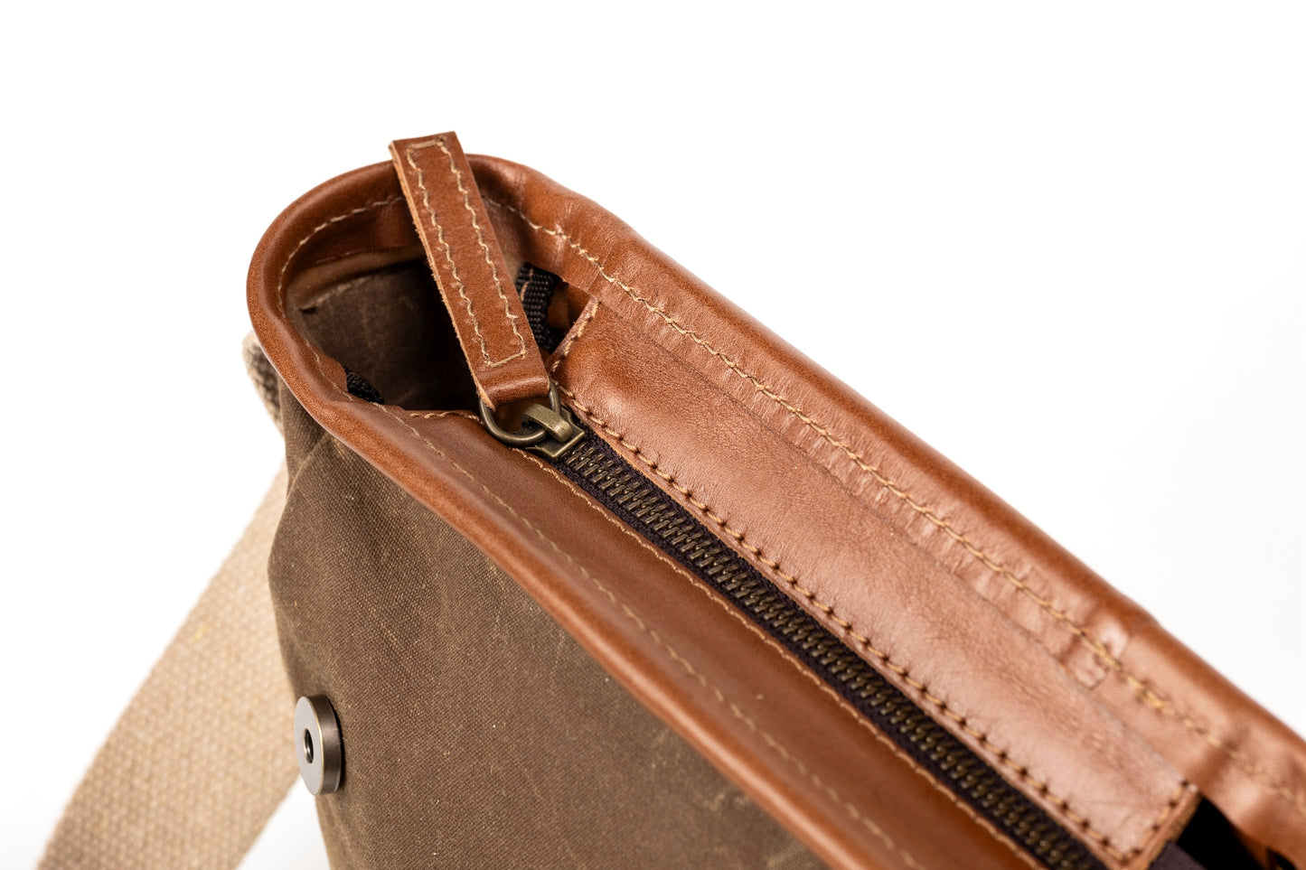 Borsa a tracolla in pelle in cotone cerato realizzata negli Stati Uniti, marrone