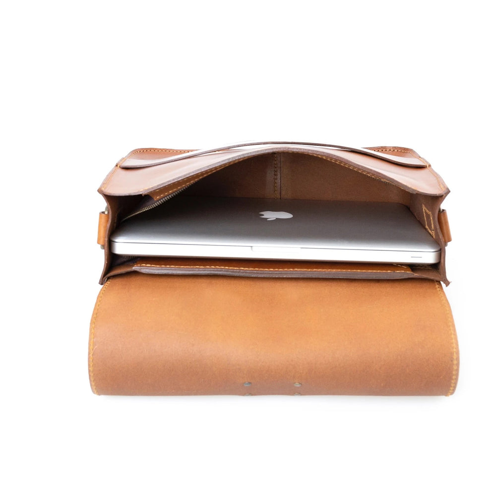 
                      
                        Leather Messenger in Cuoio Brown Mod 160
                      
                    