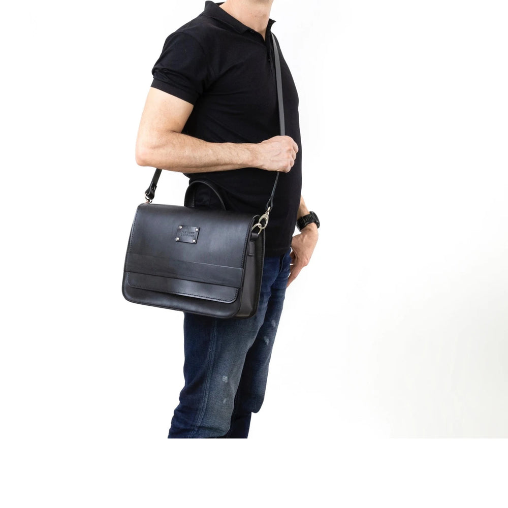 
                      
                        Leather Messenger in Cuoio Black Mod 160
                      
                    