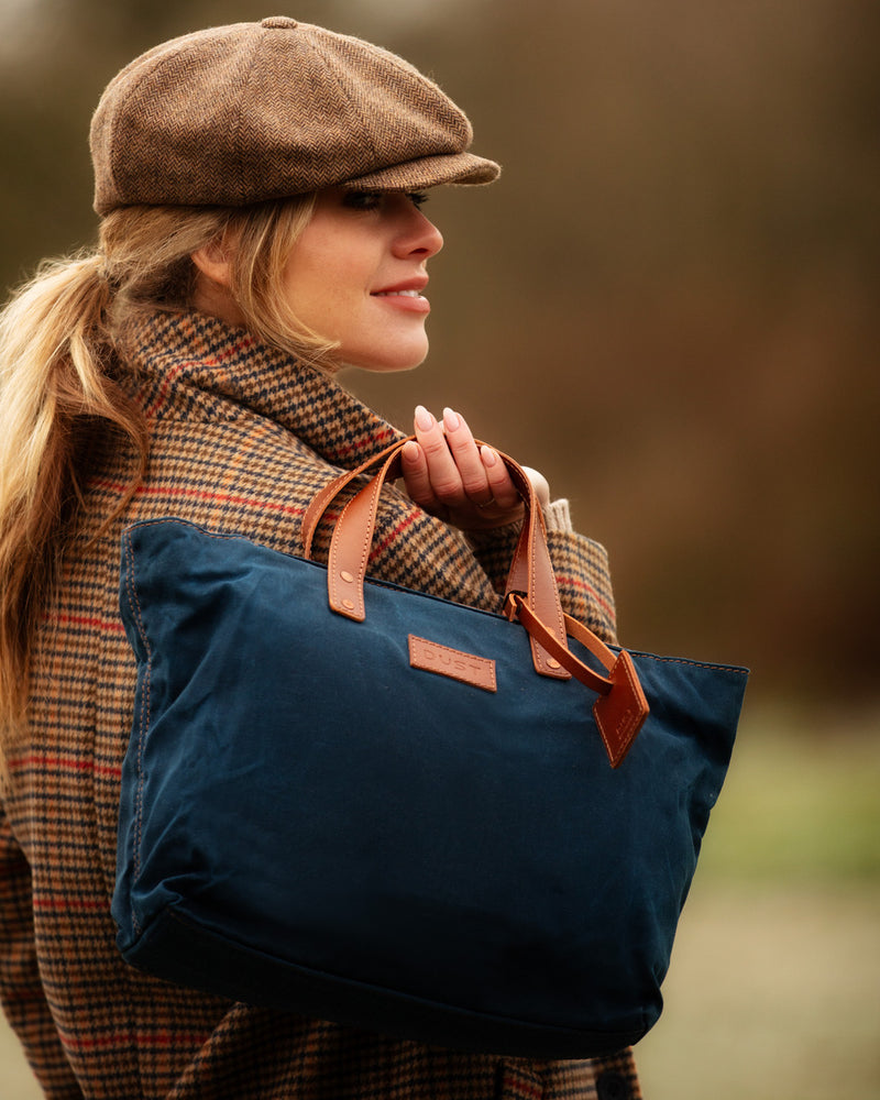 
                      
                        Borsa in pelle in cotone cerato realizzata negli Stati Uniti blu
                      
                    