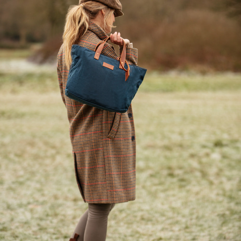 
                      
                        Borsa in pelle in cotone cerato realizzata negli Stati Uniti blu
                      
                    