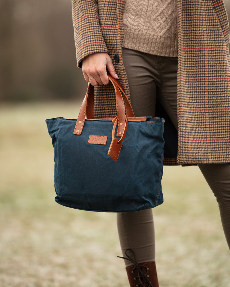 
                      
                        Borsa in pelle in cotone cerato realizzata negli Stati Uniti blu
                      
                    