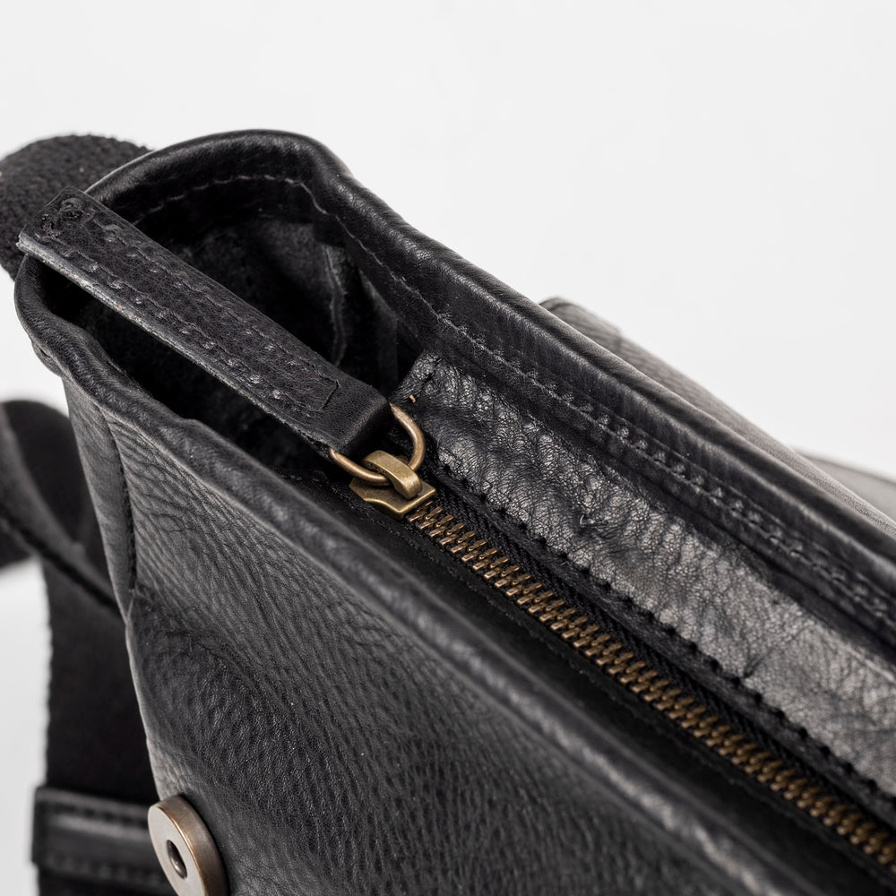 
                      
                        Leather Messenger Black Park Avenue Collection
                      
                    