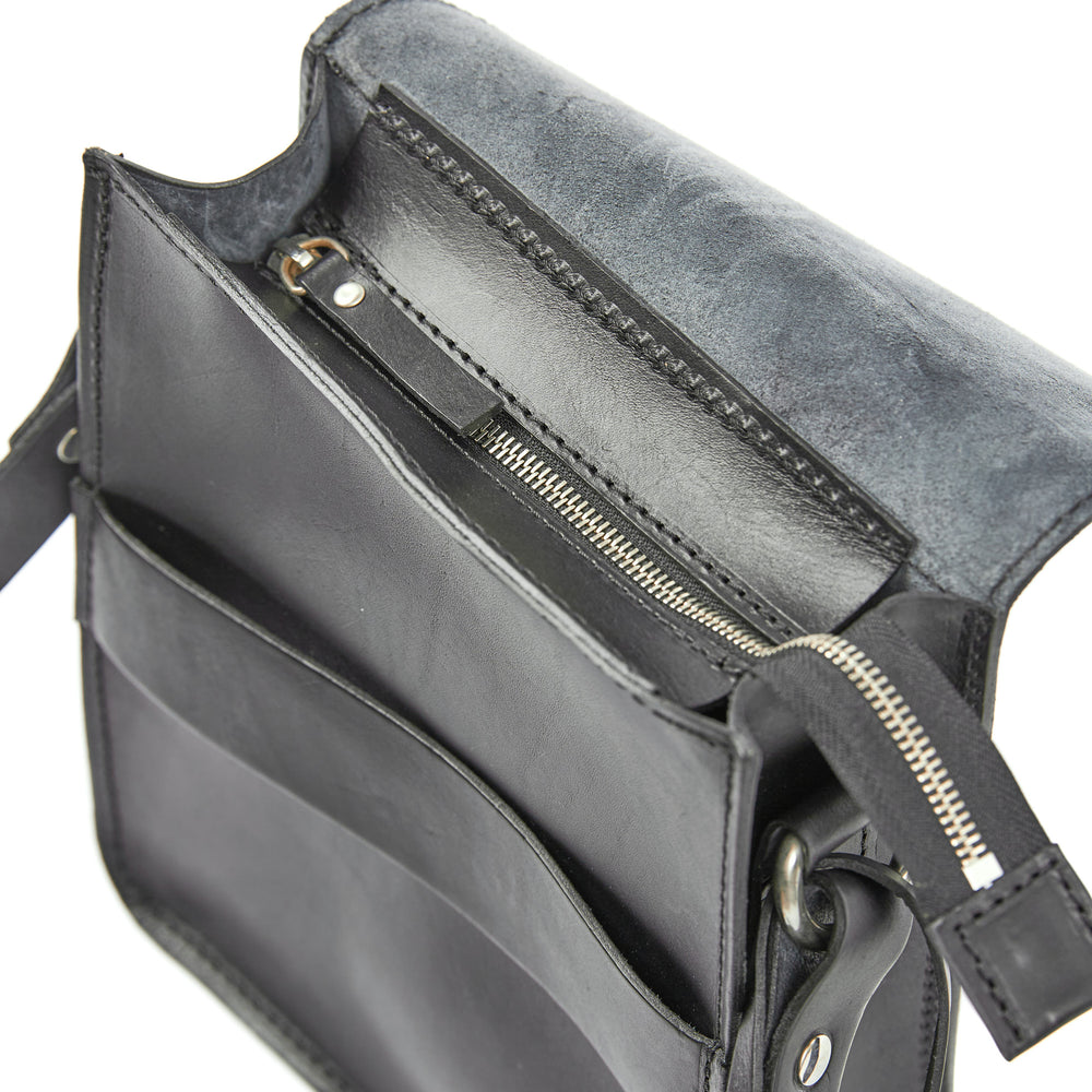 
                      
                        Leather Messenger in Cuoio Black Mod 114
                      
                    