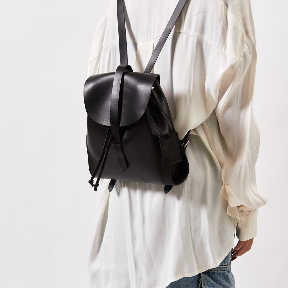 
                      
                        Leather Backpack in Cuoio Black Mod 130
                      
                    