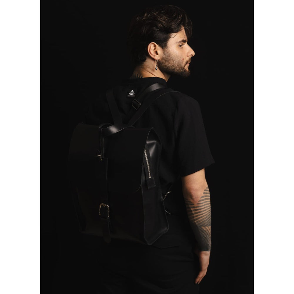 Leather Backpack in Cuoio Black Mod 120